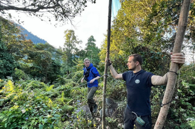 Виктория Грудинская и Антон Юрманов ставят сети для ловли птиц