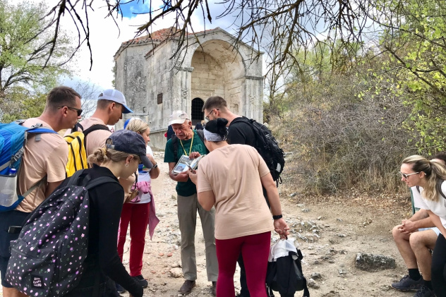 НЕурок ГЕОГРАФИИ: ЧУФУТ-КАЛЕ - СРЕДНЕВЕКОВЫЙ ПЕЩЕРНЫЙ ГОРОД-КРЕПОСТЬ В КРЫМУ.