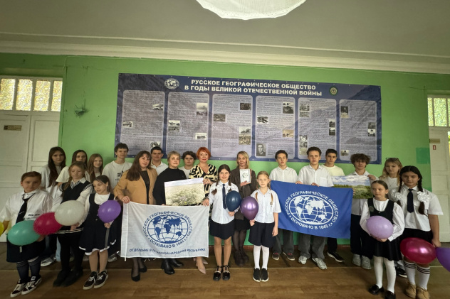 Открытие стенда "Роль РГО в Победе в ВОВ" в СШ 28 г. Луганска