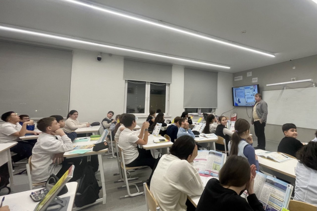 Школьники «Лицея №34» в процессе написания Географического диктанта