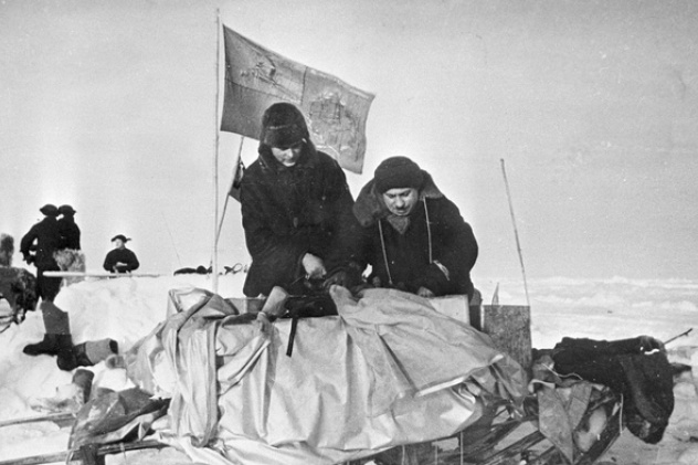 Папанин и Кренкель укладывают брезент при подготовке дрейфующей станции 