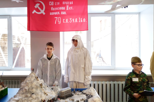 Горохов Никита и Сверкунов Руслан защищают макет "Битва за Кавказ" Горохов Никита и Сверкунов Руслан защищают макет "Битва за Кавказ"