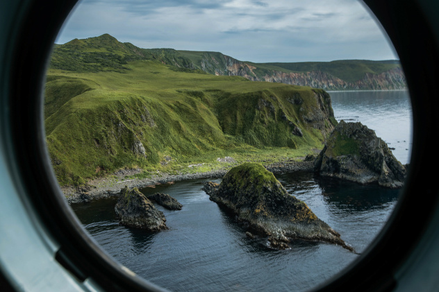 Остров Уруп представляет собой цепь вулканических хребтов Остров Уруп представляет собой цепь вулканических хребтов