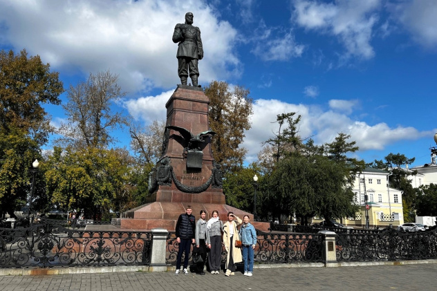 У памятника Александру III У памятника Александру III