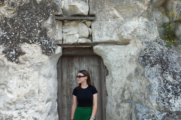 На фоне пещеры 