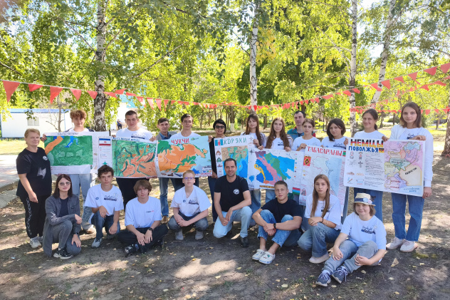 Участники конкурса со своими картографическими проектами Участники конкурса со своими картографическими проектами