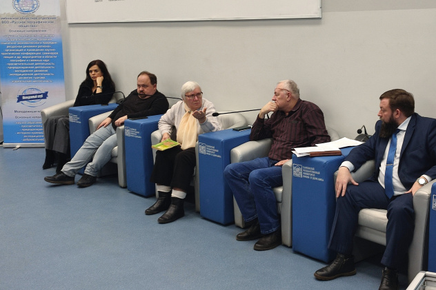 На заседании круглого стола На заседании круглого стола