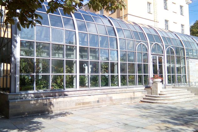 Оранжерея, здесь сегодня располагается кафе
