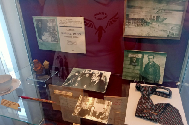 У витрины, посвященной Александру Чижевскому У витрины, посвященной Александру Чижевскому