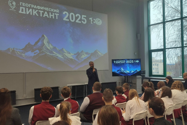 Александр Орионов выступает с приветствием к участникам диктанта Александр Орионов выступает с приветствием к участникам диктанта