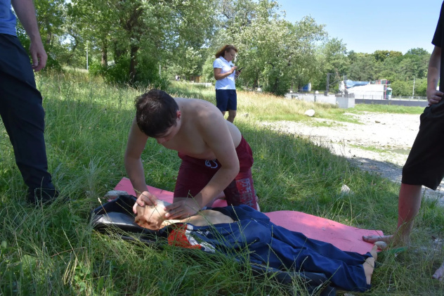 Молодежь обучали спасению на воде Молодежь обучали спасению на воде
