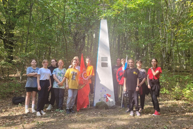 У памятника Джабадари и Галкину