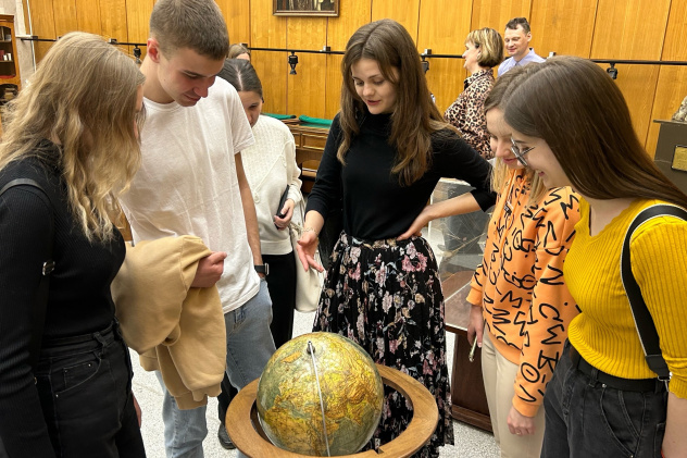 Во время экскурсии по библиотеке Во время экскурсии по библиотеке