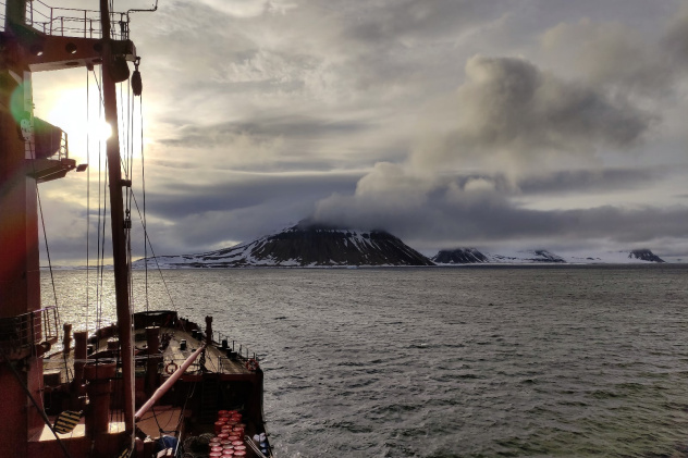 Судно "Михаил Сомов" у берегов архипелага Земля Франца-Иосифа