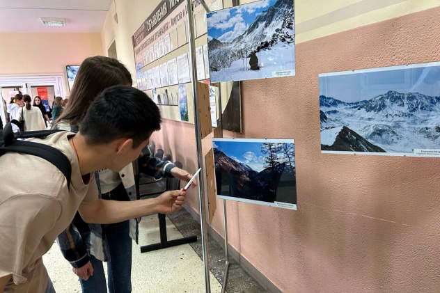 У фотовыставки У фотовыставки