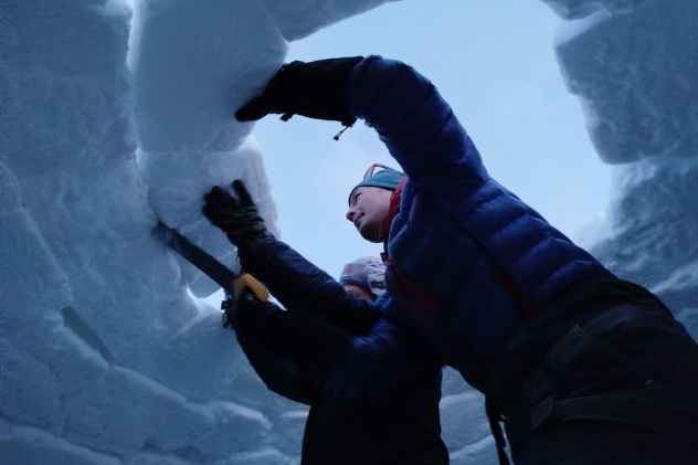 Строят иглу Строят иглу