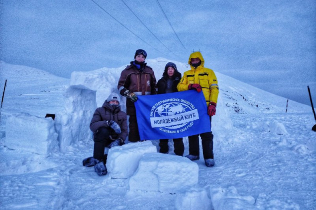 Построили иглу на Саянском перевале Построили иглу на Саянском перевале