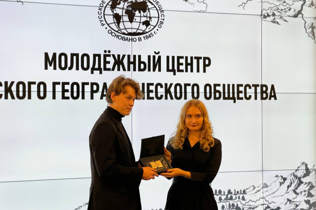 Вручение сертификата об открытии Молодёжного центра РГО в городе Москве Вручение сертификата об открытии Молодёжного центра РГО в городе Москве