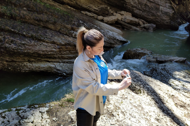 Руководитель МК РГО "Импульс" Н.В. Гайдук исследует радиационный фон  Гуамского ущелья