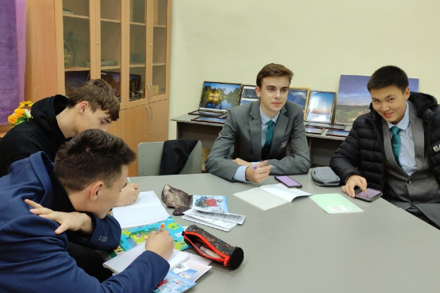 Во время занятий "Географической школы" Во время занятий "Географической школы"