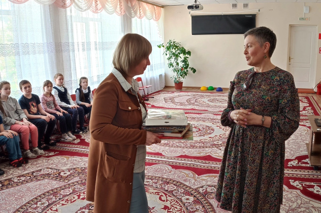 Передача подарков Русского географического общества