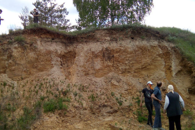 Работа по изучению обнажения №2 на правом борту реки Челновая