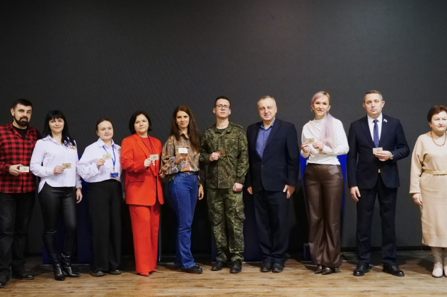 Вручение членских билетов РГО в Луганске