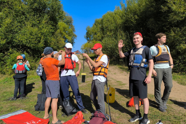 Участники сплава разбирают снаряжение 