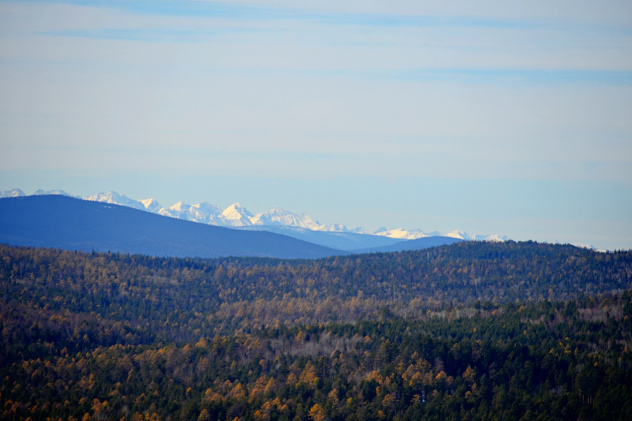 Обзор со скальника на Олхинское плато и хребты Хамар-Дабана