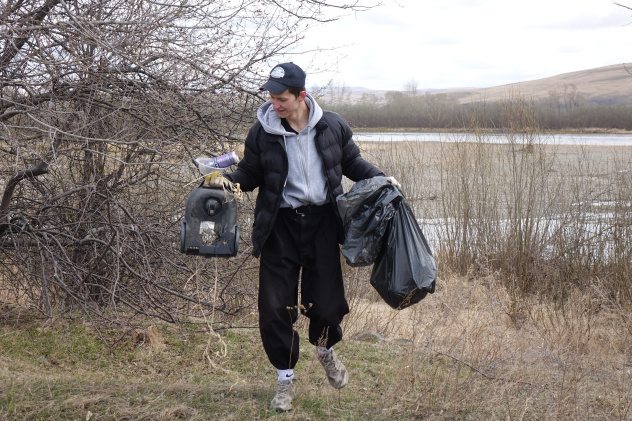 Активисты собрали много мусора Активисты собрали много мусора
