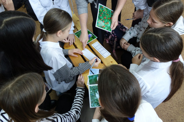 Школьники выполняют интерактивные задания Школьники выполняют интерактивные задания