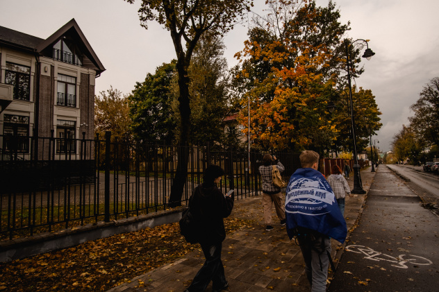 Участники экспедиции в центре города Участники экспедиции в центре города