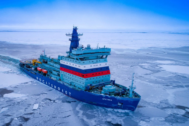 Ледокол "Арктика" преодолевает Северный Морской путь