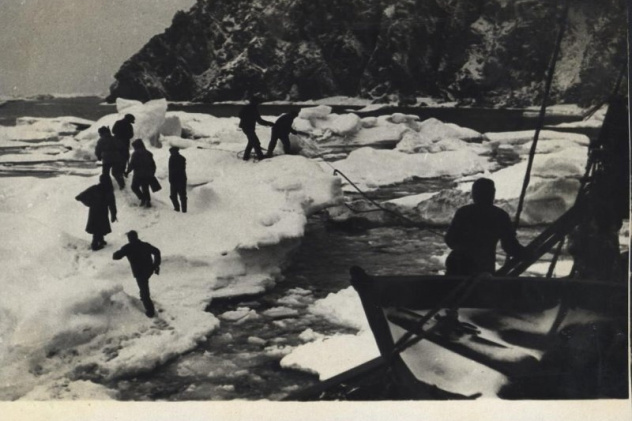 Заброска ледового якоря с борта ледокольного парохода "Александр Сибиряков" возле мыса Северного