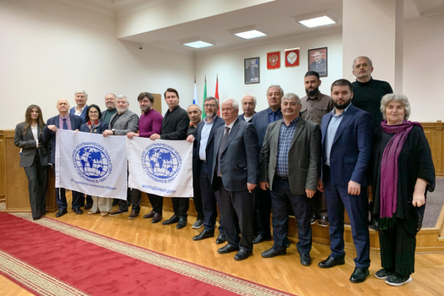 Снимок на память со знаменами Русского географического общества