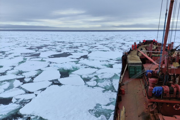 Судно "Михаил Сомов" в Баренцевом море Судно "Михаил Сомов" в Баренцевом море
