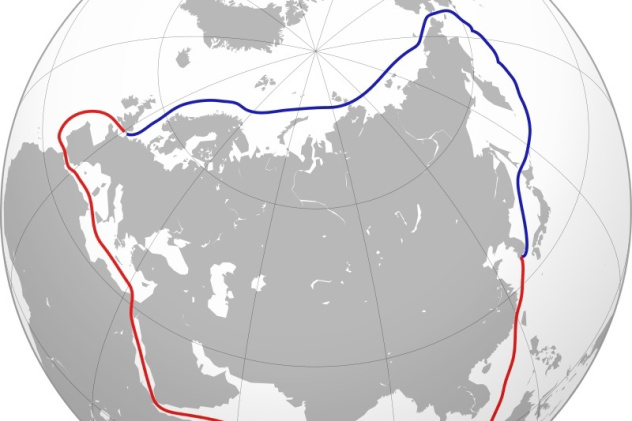 Маршрут транспортировки грузов с Дальнего Востока в Европу с использованием Северного морского пути (обозначен синим) и альтернативный путь, использующий Суэцкий канал (красный цвет)