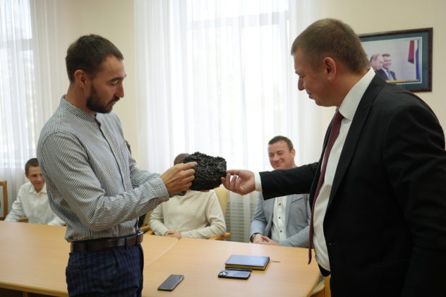 Вручение подарка Вручение подарка