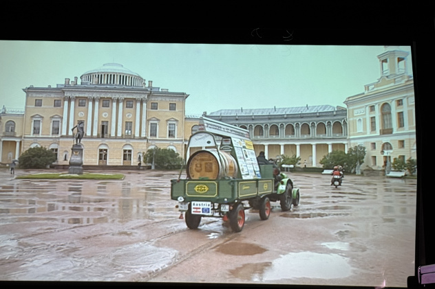 Кадр из фильма “С вином, бочкой и трактором – встреча с новой Европой” Кадр из фильма “С вином, бочкой и трактором – встреча с новой Европой”