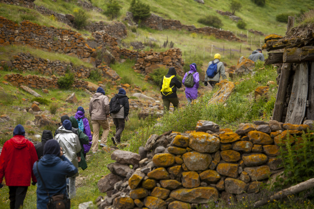 Подъем к древнему гроту Кала-Тюбю Подъем к древнему гроту Кала-Тюбю