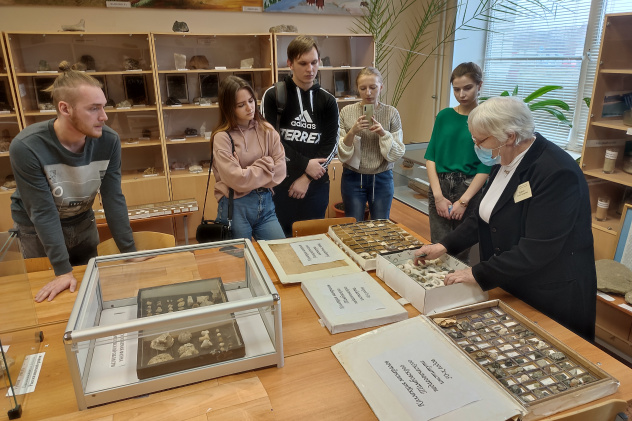 В геологическом учебном музее В геологическом учебном музее