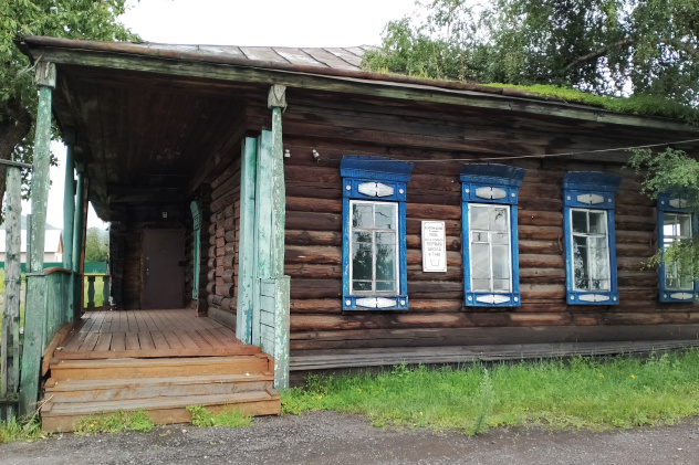 Здание, в котором в 1908 г. была открыта первая школа в Тыве Здание, в котором в 1908 г. была открыта первая школа в Тыве