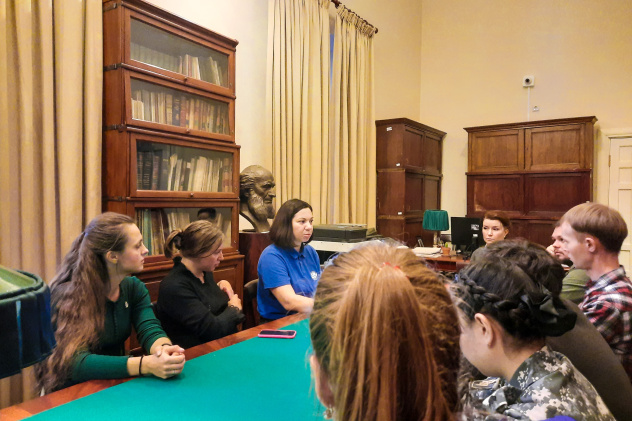 Активисты в штаб-квартире Активисты в штаб-квартире