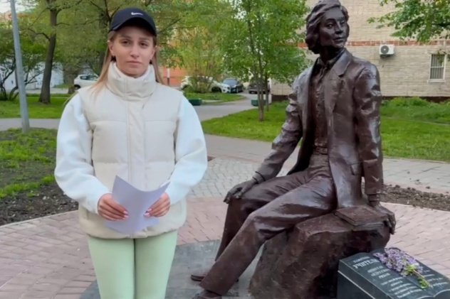 У памятника заслуженного учителя РФ, члена ЮНЕСКО по вопросам химического образования Николая Рябова У памятника заслуженного учителя РФ, члена ЮНЕСКО по вопросам химического образования Николая Рябова