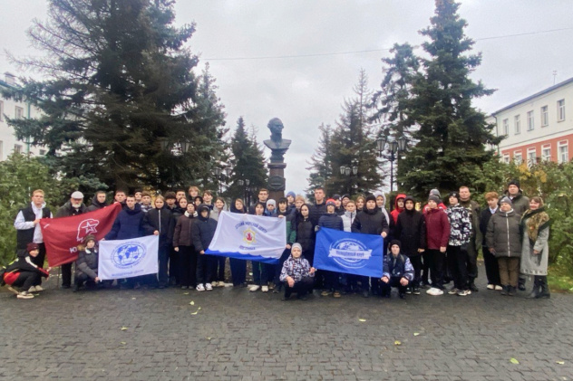 Участники поездки у памятника Ф. Ушакову Участники поездки у памятника Ф. Ушакову