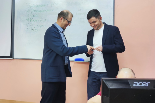 Вручение членского билета РГО активисту Молодежного центра РГО Никите Воробьёву 