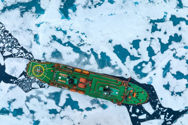 Вид с высоты птичьего полёта на атомоход