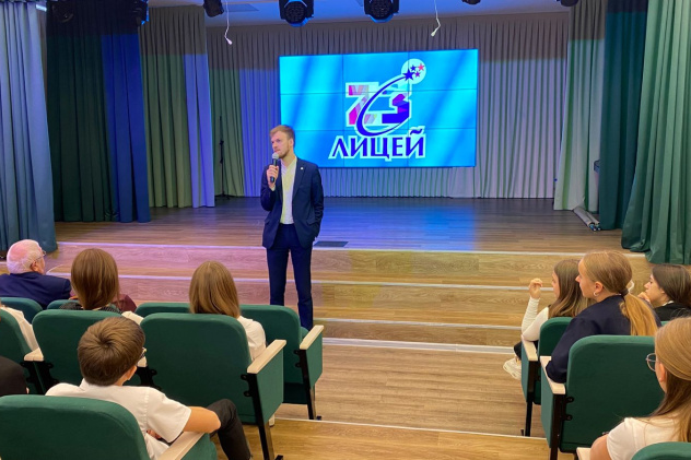 Кирилл Макаров отвечает на вопросы школьников Кирилл Макаров отвечает на вопросы школьников