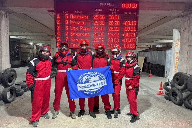 Активистов обучают езде на картинге