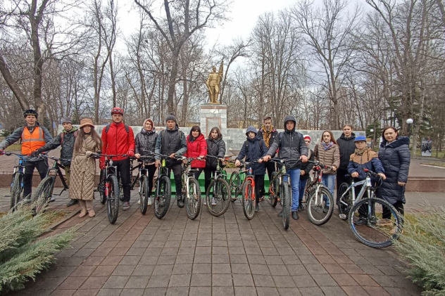Участники велопробега на мемориале Участники велопробега на мемориале